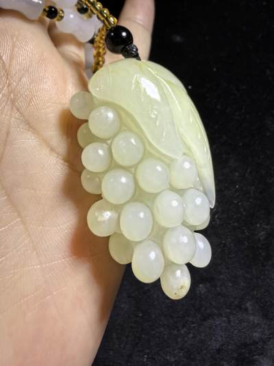 和田玉多子多福吊坠挂件男女款，玉质油润细腻，精雕细刻，尺寸：4.6cm.*2.8cm*1.8cm    克重：31g