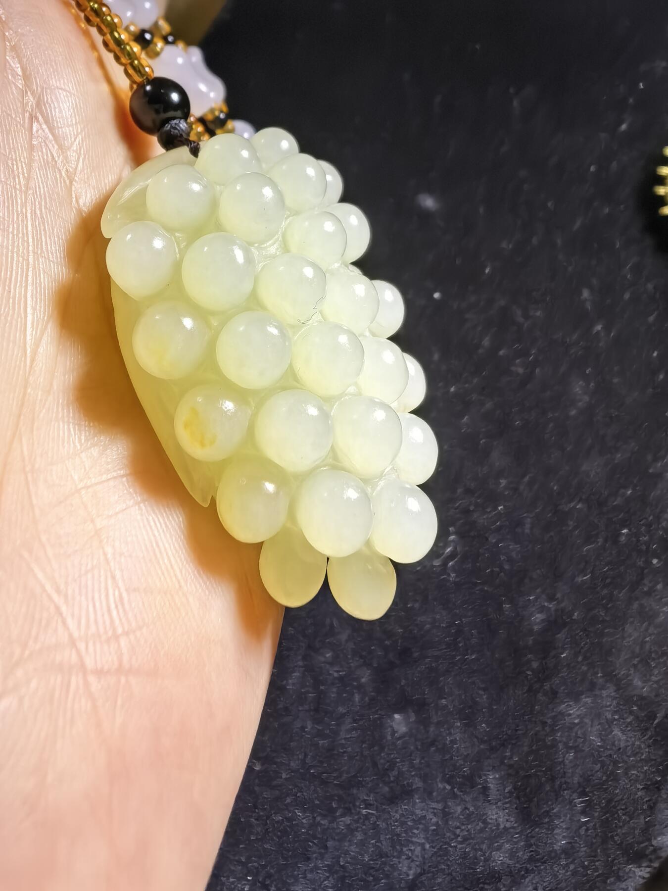 和田玉多子多福吊坠挂件男女款，玉质油润细腻，精雕细刻，尺寸：4.6cm.*2.8cm*1.8cm    克重：31g