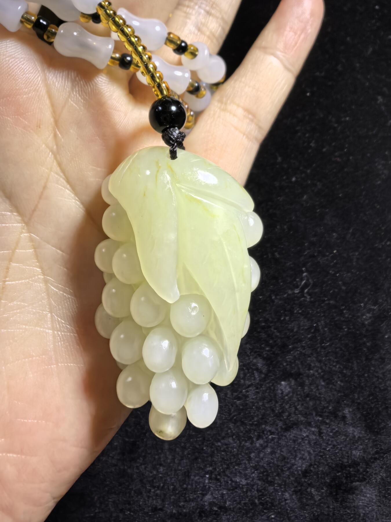 和田玉多子多福吊坠挂件男女款，玉质油润细腻，精雕细刻，尺寸：4.6cm.*2.8cm*1.8cm    克重：31g