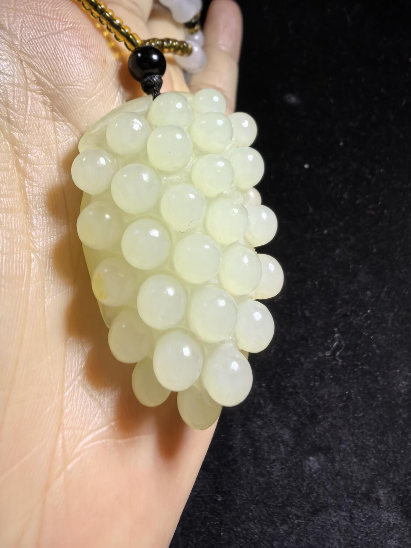 和田玉多子多福吊坠挂件男女款，玉质油润细腻，精雕细刻，尺寸：4.6cm.*2.8cm*1.8cm    克重：31g