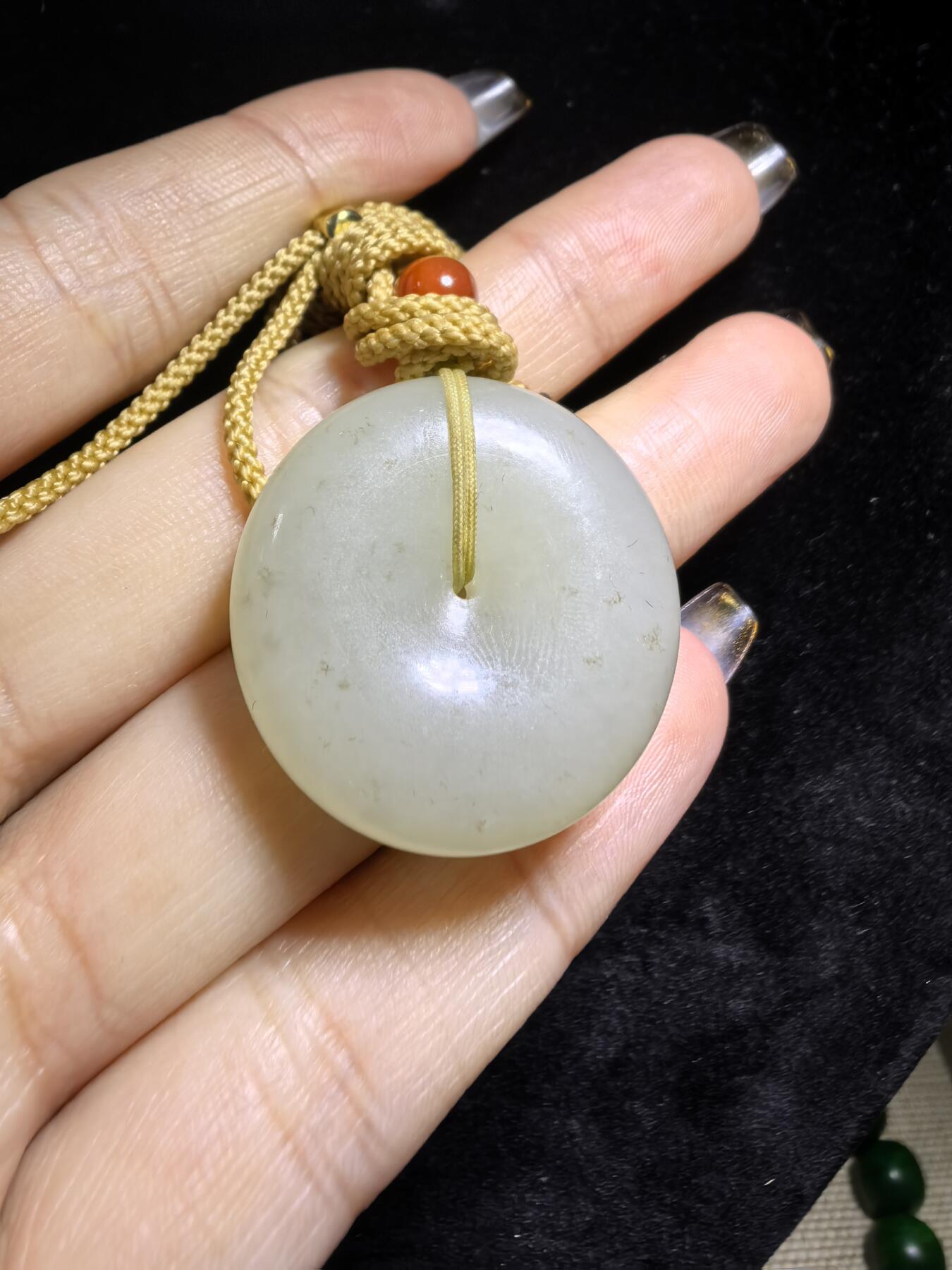 和田玉平安扣吊坠挂件男女款，油糯十足，温润细腻，尺寸：2.7cm*0.9cm克重：13.9g