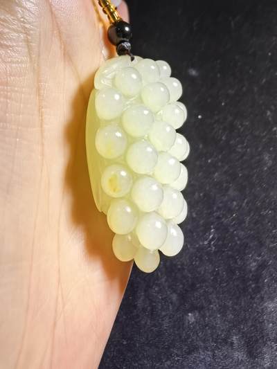 和田玉多子多福吊坠挂件男女款，玉质油润细腻，精雕细刻，尺寸：4.6cm.*2.8cm*1.8cm    克重：31g