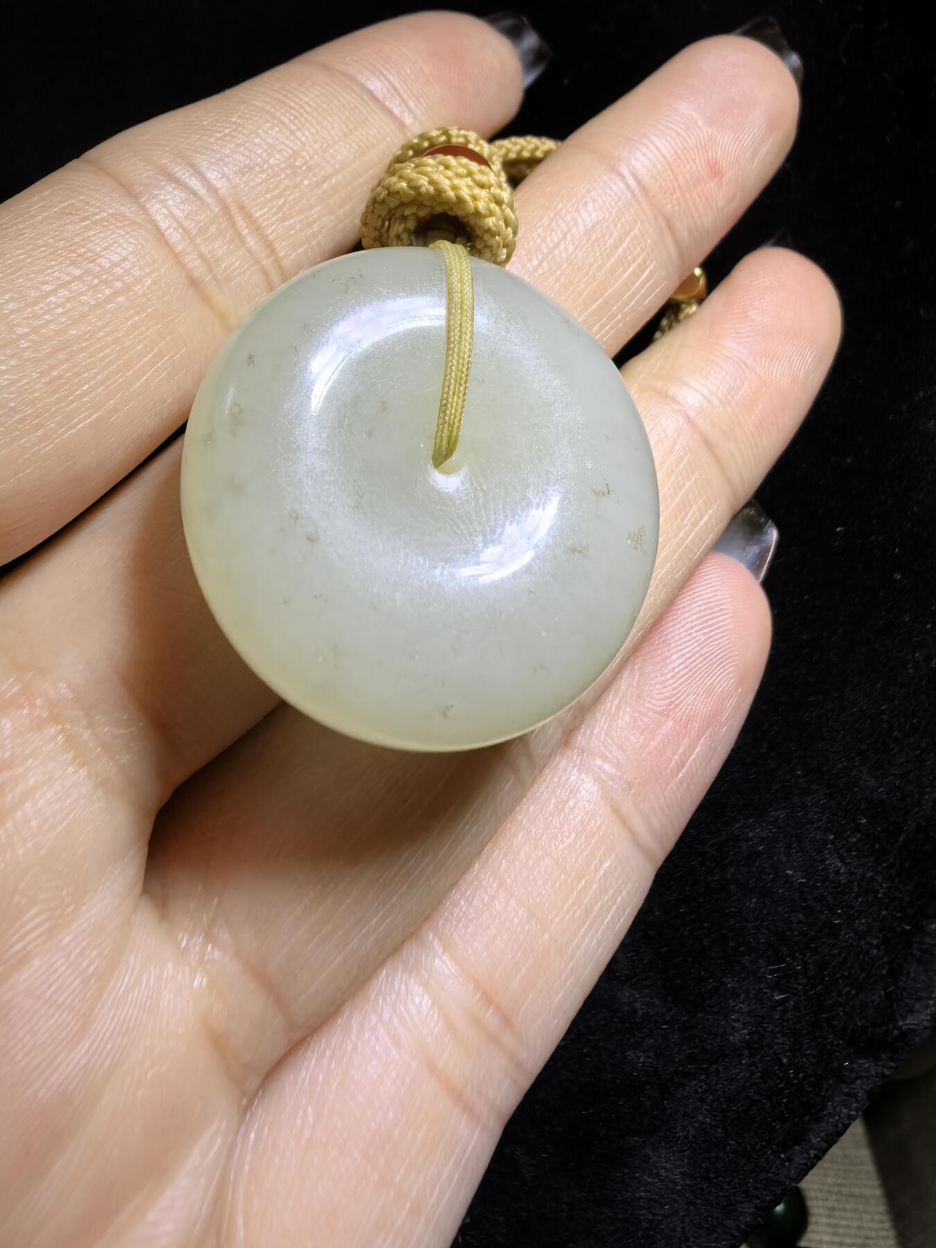 和田玉平安扣吊坠挂件男女款，油糯十足，温润细腻，尺寸：2.7cm*0.9cm克重：13.9g