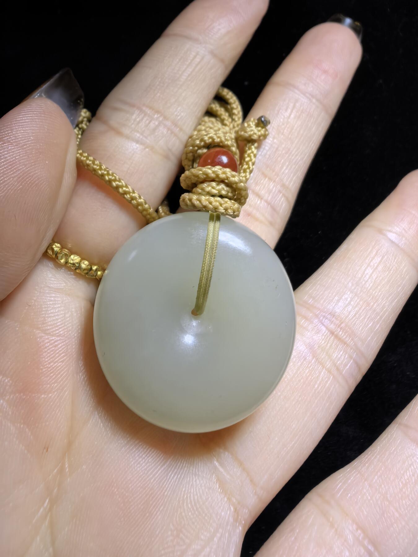 和田玉平安扣吊坠挂件男女款，油糯十足，温润细腻，尺寸：2.7cm*0.9cm克重：13.9g