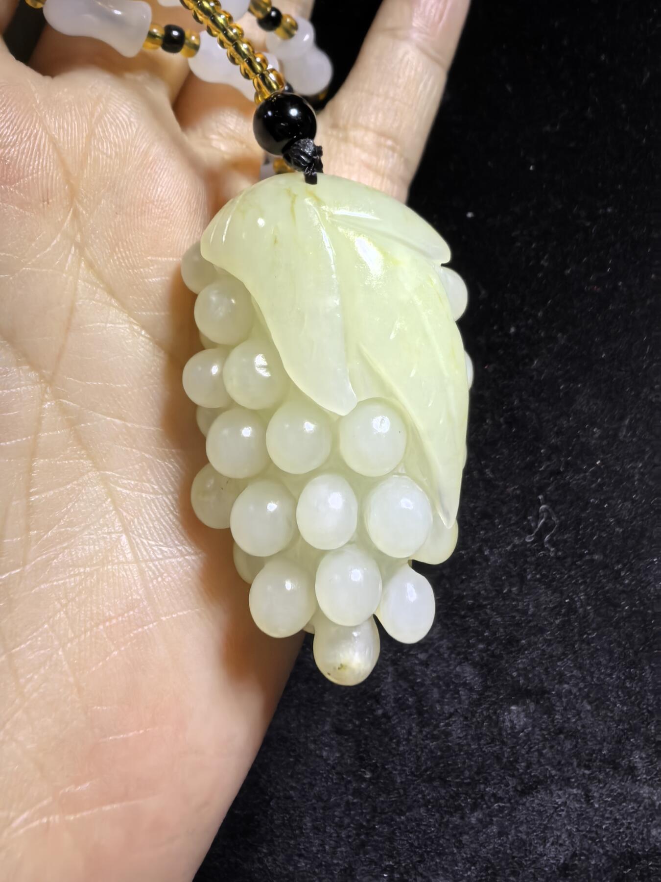 和田玉多子多福吊坠挂件男女款，玉质油润细腻，精雕细刻，尺寸：4.6cm.*2.8cm*1.8cm    克重：31g