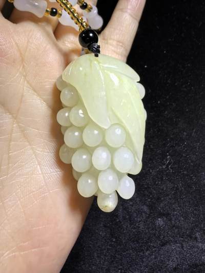 和田玉多子多福吊坠挂件男女款，玉质油润细腻，精雕细刻，尺寸：4.6cm.*2.8cm*1.8cm    克重：31g