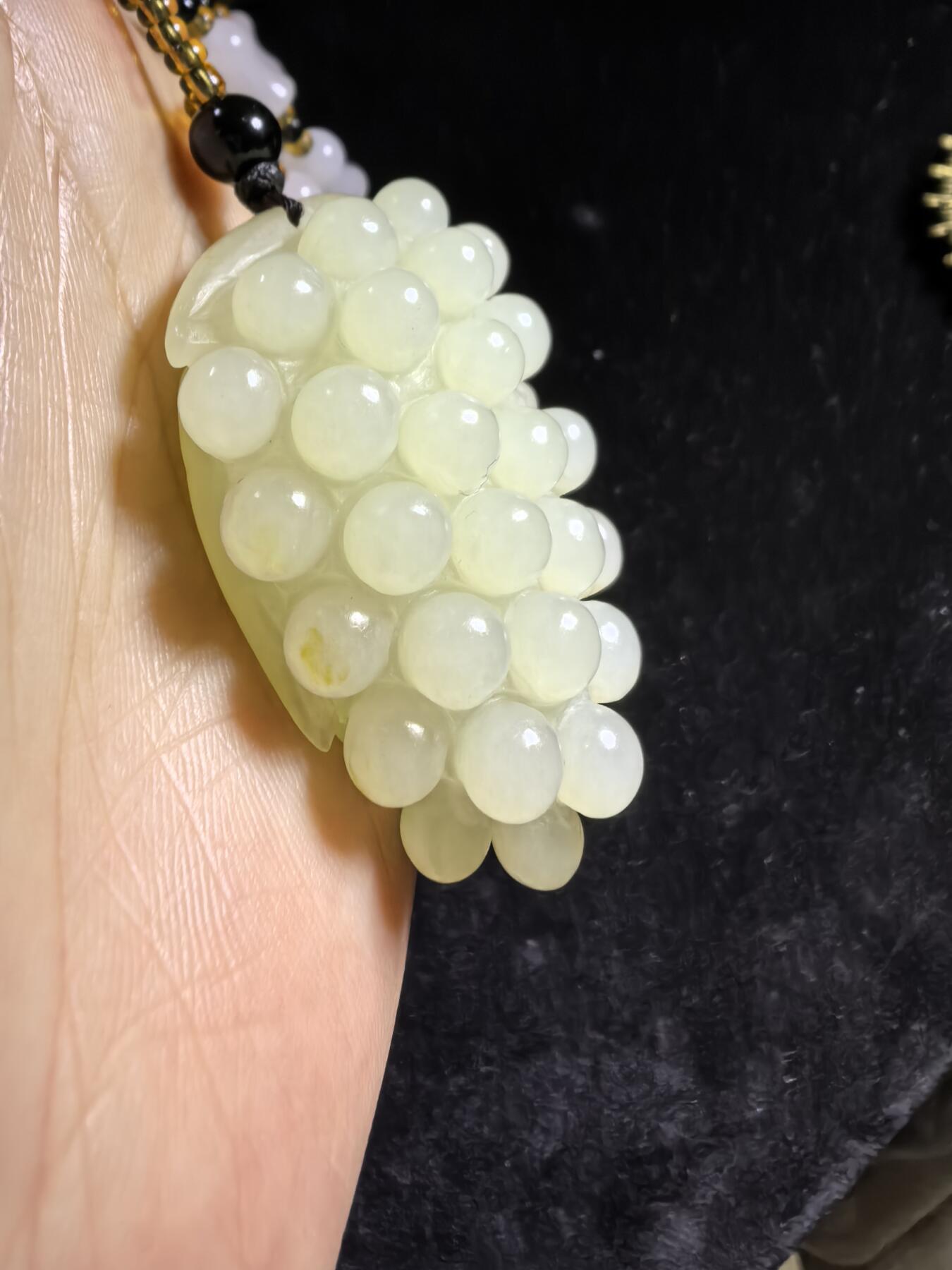 和田玉多子多福吊坠挂件男女款，玉质油润细腻，精雕细刻，尺寸：4.6cm.*2.8cm*1.8cm    克重：31g