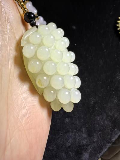 和田玉多子多福吊坠挂件男女款，玉质油润细腻，精雕细刻，尺寸：4.6cm.*2.8cm*1.8cm    克重：31g