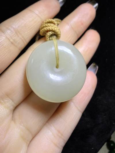 和田玉平安扣吊坠挂件男女款，油糯十足，温润细腻，尺寸：2.7cm*0.9cm克重：13.9g
