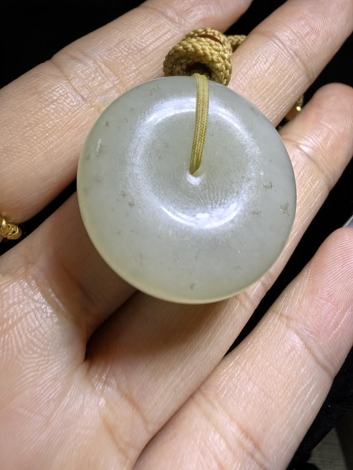 和田玉平安扣吊坠挂件男女款，油糯十足，温润细腻，尺寸：2.7cm*0.9cm克重：13.9g