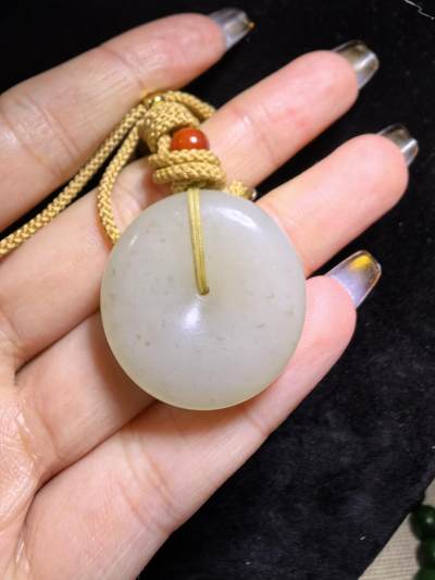 和田玉平安扣吊坠挂件男女款，油糯十足，温润细腻，尺寸：2.7cm*0.9cm克重：13.9g