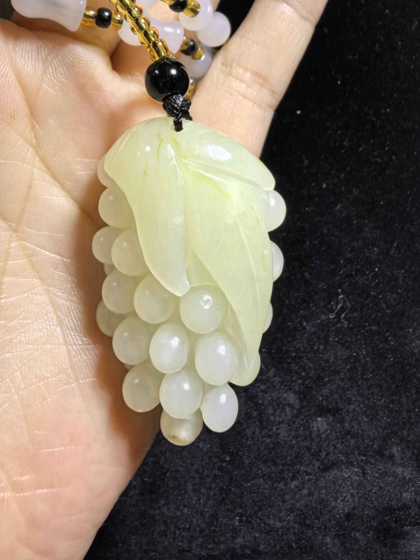 和田玉多子多福吊坠挂件男女款，玉质油润细腻，精雕细刻，尺寸：4.6cm.*2.8cm*1.8cm    克重：31g