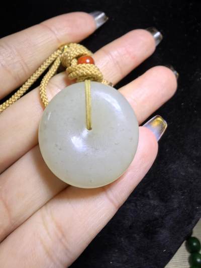 和田玉平安扣吊坠挂件男女款，油糯十足，温润细腻，尺寸：2.7cm*0.9cm克重：13.9g