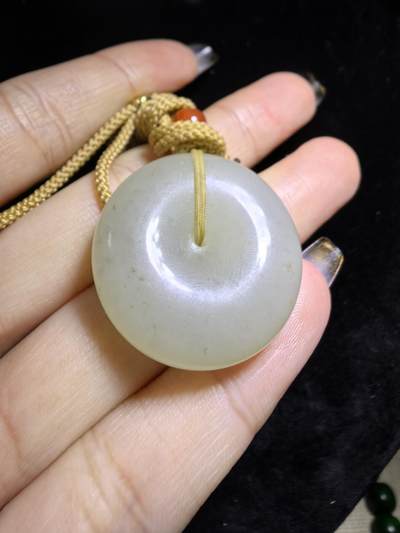 和田玉平安扣吊坠挂件男女款，油糯十足，温润细腻，尺寸：2.7cm*0.9cm克重：13.9g