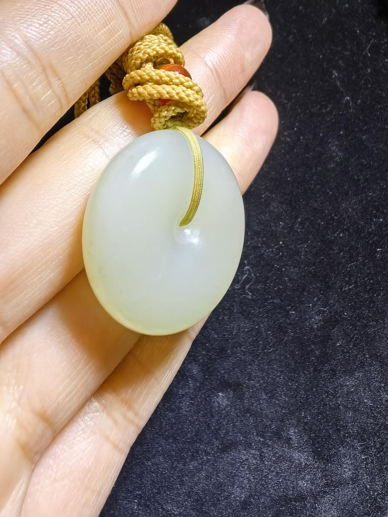 和田玉平安扣吊坠挂件男女款，油糯十足，温润细腻，尺寸：2.7cm*0.9cm克重：13.9g