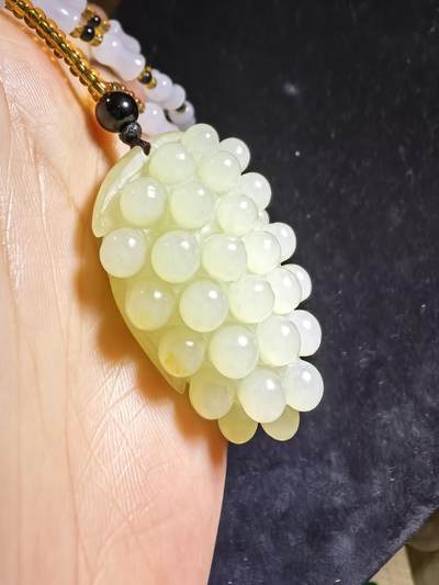 和田玉多子多福吊坠挂件男女款，玉质油润细腻，精雕细刻，尺寸：4.6cm.*2.8cm*1.8cm    克重：31g