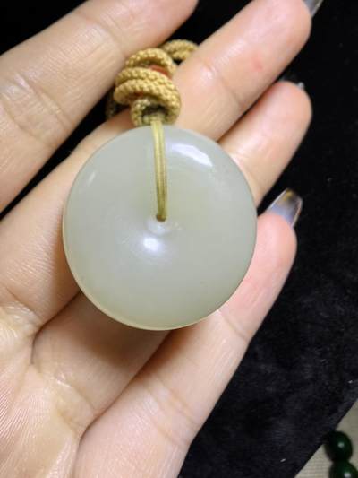 和田玉平安扣吊坠挂件男女款，油糯十足，温润细腻，尺寸：2.7cm*0.9cm克重：13.9g