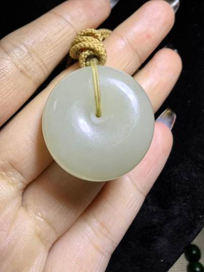 和田玉平安扣吊坠挂件男女款，油糯十足，温润细腻，尺寸：2.7cm*0.9cm克重：13.9g