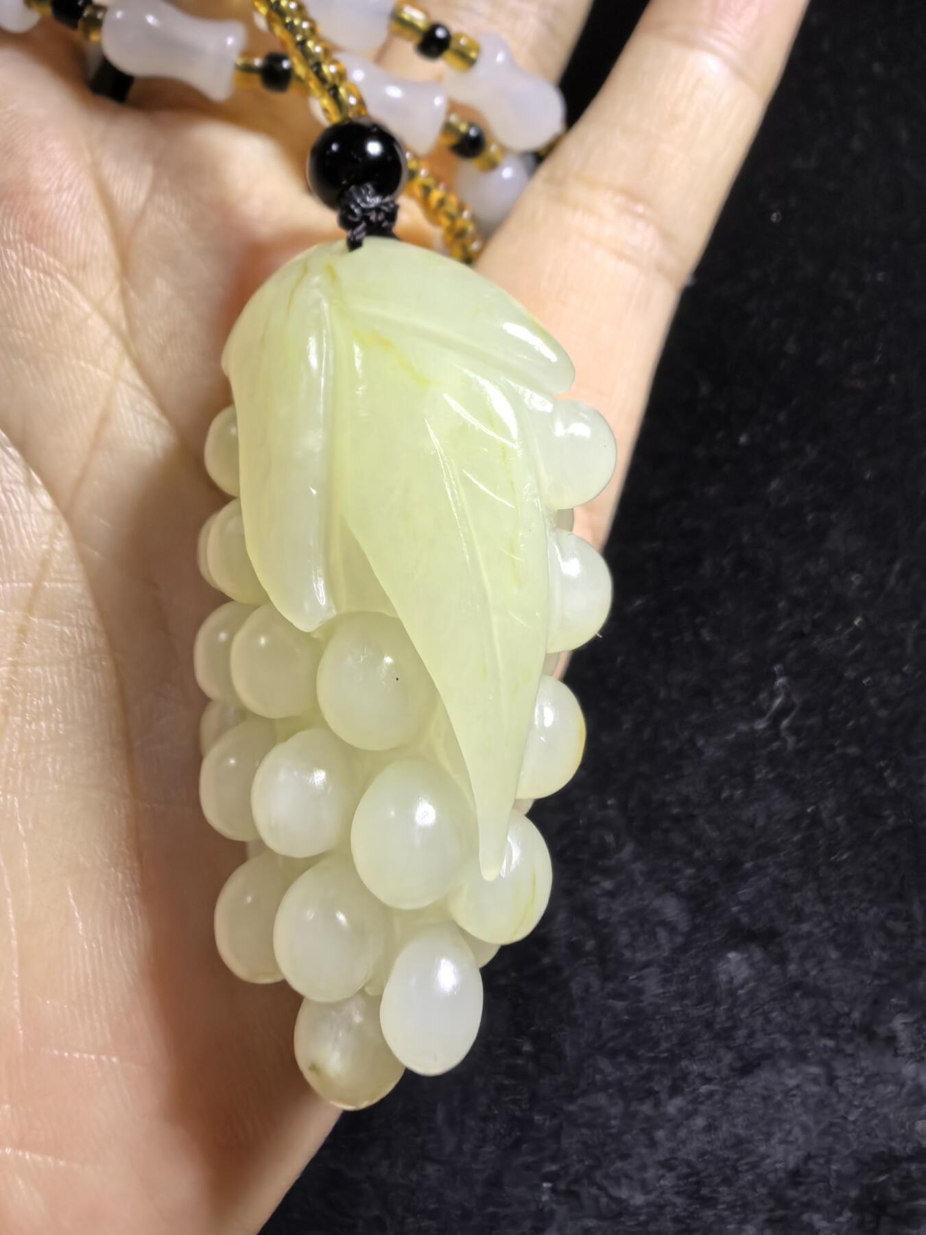 和田玉多子多福吊坠挂件男女款，玉质油润细腻，精雕细刻，尺寸：4.6cm.*2.8cm*1.8cm    克重：31g