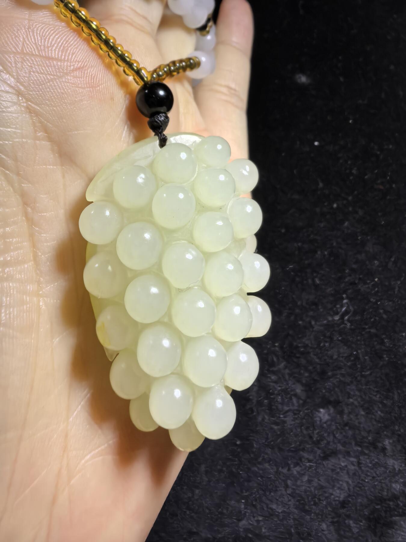 和田玉多子多福吊坠挂件男女款，玉质油润细腻，精雕细刻，尺寸：4.6cm.*2.8cm*1.8cm    克重：31g