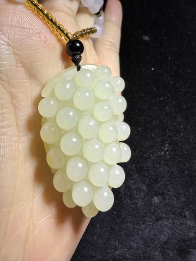 和田玉多子多福吊坠挂件男女款，玉质油润细腻，精雕细刻，尺寸：4.6cm.*2.8cm*1.8cm    克重：31g