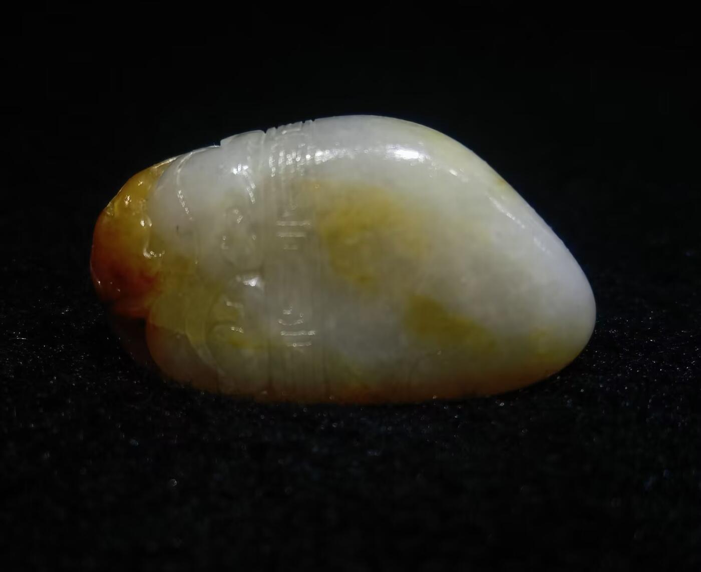 新疆喀什和籽料俏色巧雕貔貅吊坠挂件项链男女款，原皮原色表皮可见天然毛孔撞击坑等，自带国检证书，尺寸：4.1cm*2.3cm*1.2cm克重：19g