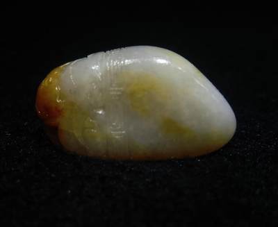 新疆喀什和籽料俏色巧雕貔貅吊坠挂件项链男女款，原皮原色表皮可见天然毛孔撞击坑等，自带国检证书，尺寸：4.1cm*2.3cm*1.2cm克重：19g