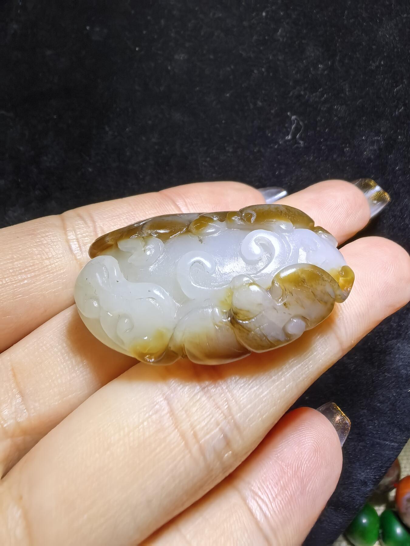 新疆且末糖料俏色巧雕貔貅吊坠挂件男女款，招财貔貅。玉质油润细腻尺寸:40mm*24mm*13mm克重:21.5g自带国检证书