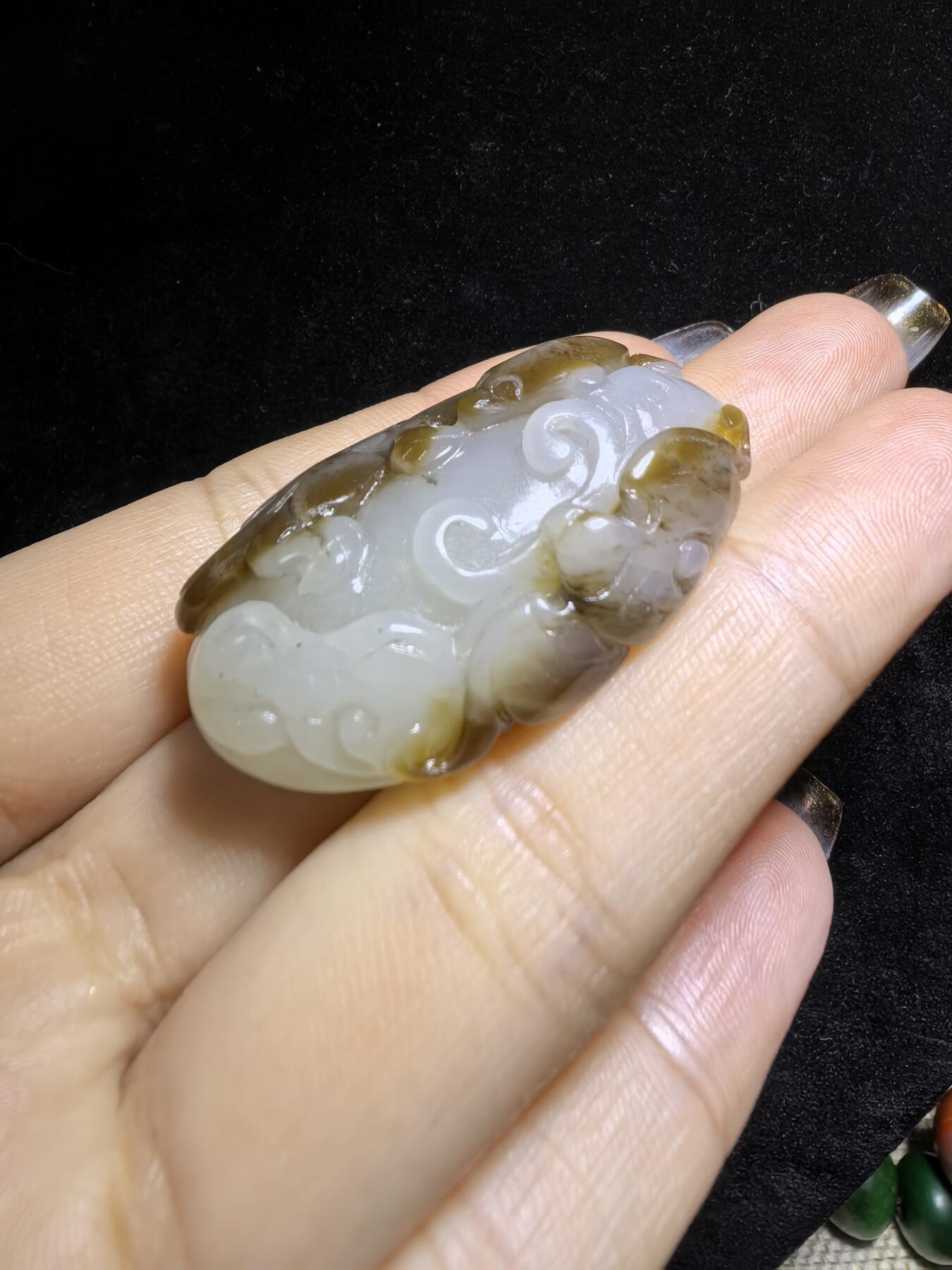 新疆且末糖料俏色巧雕貔貅吊坠挂件男女款，招财貔貅。玉质油润细腻尺寸:40mm*24mm*13mm克重:21.5g自带国检证书