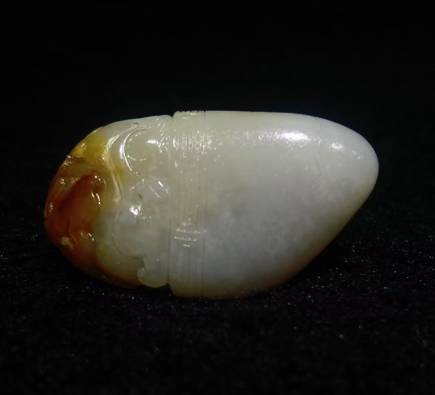 新疆喀什和籽料俏色巧雕貔貅吊坠挂件项链男女款，原皮原色表皮可见天然毛孔撞击坑等，自带国检证书，尺寸：4.1cm*2.3cm*1.2cm克重：19g