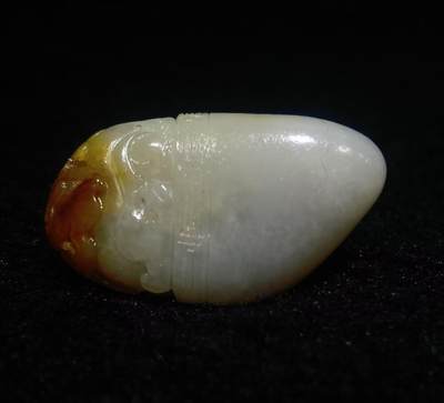 新疆喀什和籽料俏色巧雕貔貅吊坠挂件项链男女款，原皮原色表皮可见天然毛孔撞击坑等，自带国检证书，尺寸：4.1cm*2.3cm*1.2cm克重：19g