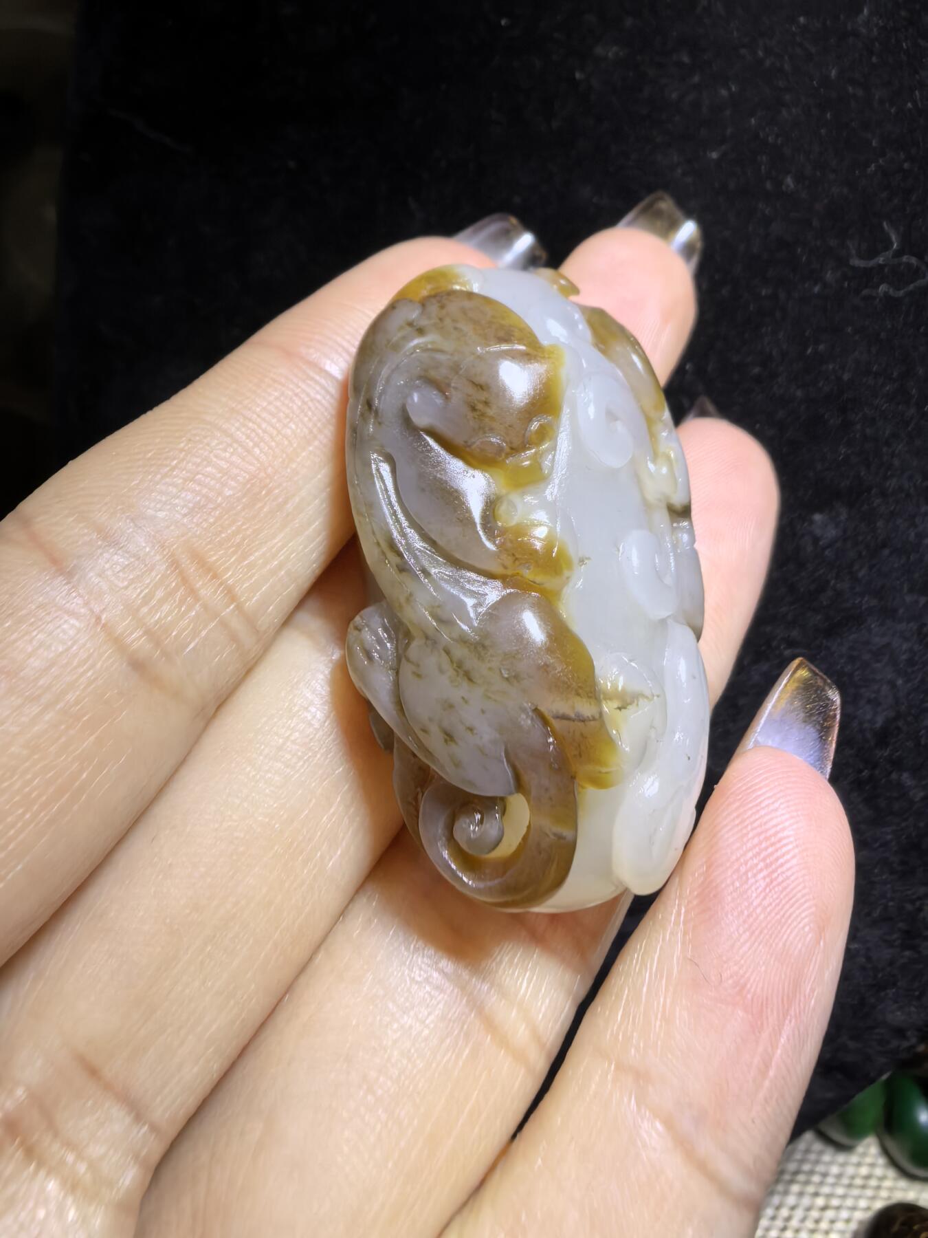 新疆且末糖料俏色巧雕貔貅吊坠挂件男女款，招财貔貅。玉质油润细腻尺寸:40mm*24mm*13mm克重:21.5g自带国检证书