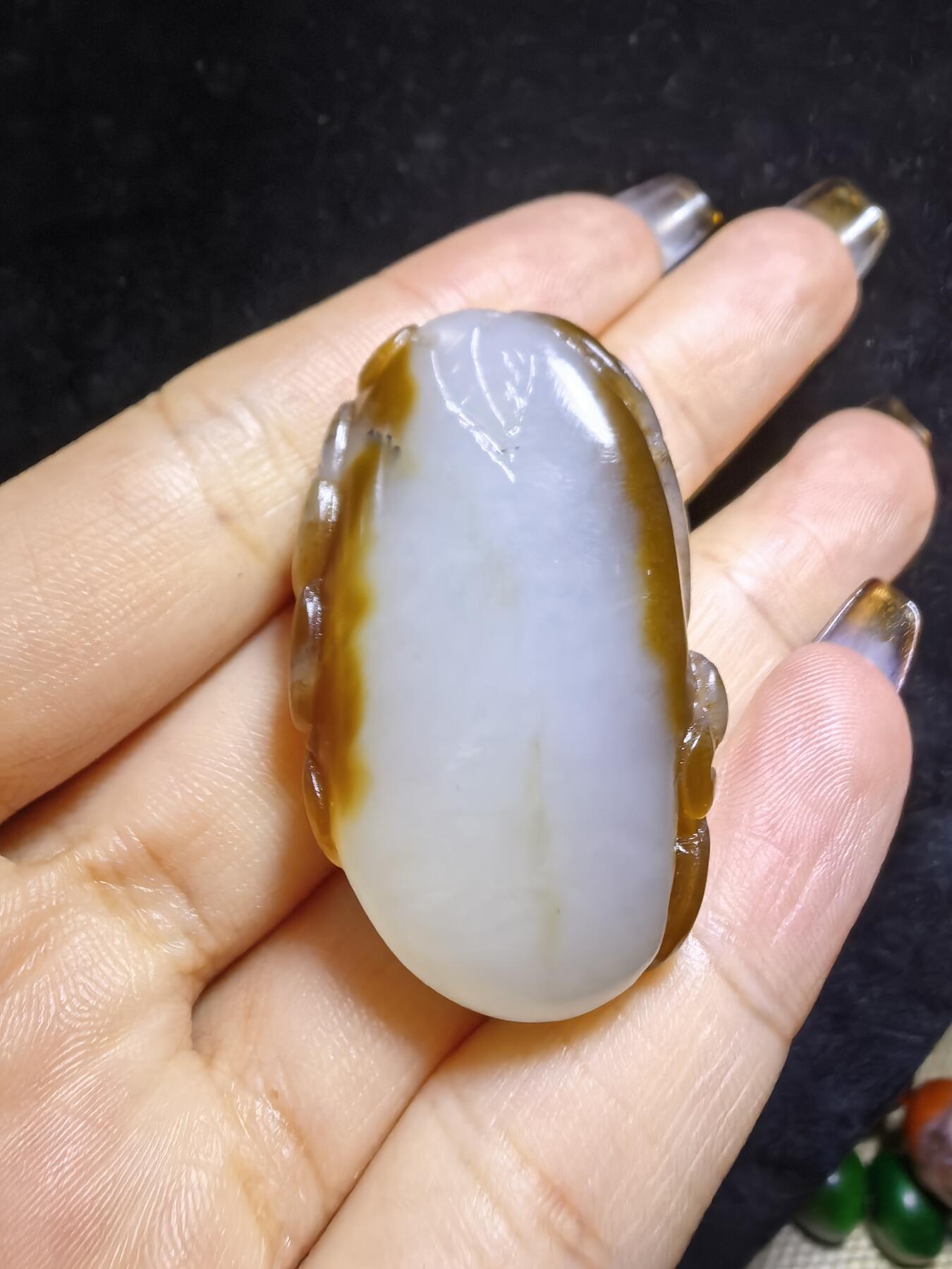 新疆且末糖料俏色巧雕貔貅吊坠挂件男女款，招财貔貅。玉质油润细腻尺寸:40mm*24mm*13mm克重:21.5g自带国检证书