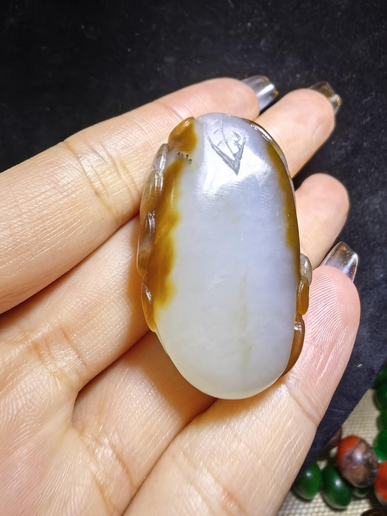 新疆且末糖料俏色巧雕貔貅吊坠挂件男女款，招财貔貅。玉质油润细腻尺寸:40mm*24mm*13mm克重:21.5g自带国检证书