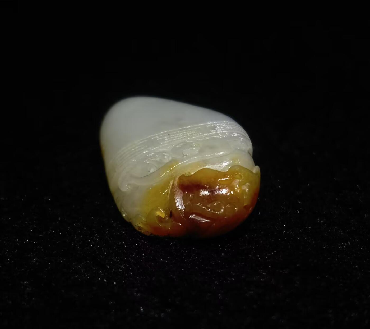 新疆喀什和籽料俏色巧雕貔貅吊坠挂件项链男女款，原皮原色表皮可见天然毛孔撞击坑等，自带国检证书，尺寸：4.1cm*2.3cm*1.2cm克重：19g