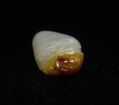 新疆喀什和籽料俏色巧雕貔貅吊坠挂件项链男女款，原皮原色表皮可见天然毛孔撞击坑等，自带国检证书，尺寸：4.1cm*2.3cm*1.2cm克重：19g