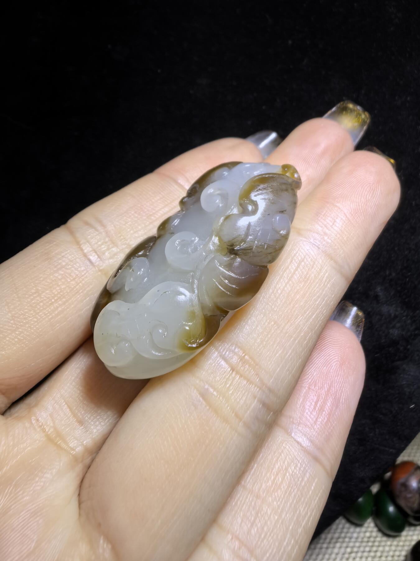 新疆且末糖料俏色巧雕貔貅吊坠挂件男女款，招财貔貅。玉质油润细腻尺寸:40mm*24mm*13mm克重:21.5g自带国检证书