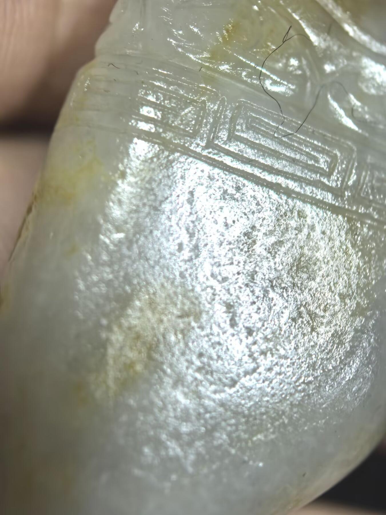 新疆喀什和籽料俏色巧雕貔貅吊坠挂件项链男女款，原皮原色表皮可见天然毛孔撞击坑等，自带国检证书，尺寸：4.1cm*2.3cm*1.2cm克重：19g