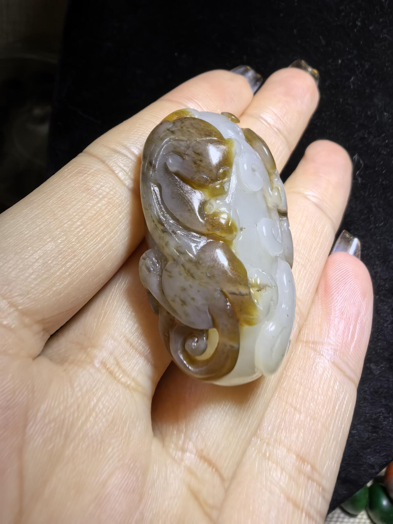 新疆且末糖料俏色巧雕貔貅吊坠挂件男女款，招财貔貅。玉质油润细腻尺寸:40mm*24mm*13mm克重:21.5g自带国检证书