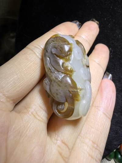 新疆且末糖料俏色巧雕貔貅吊坠挂件男女款，招财貔貅。玉质油润细腻尺寸:40mm*24mm*13mm克重:21.5g自带国检证书