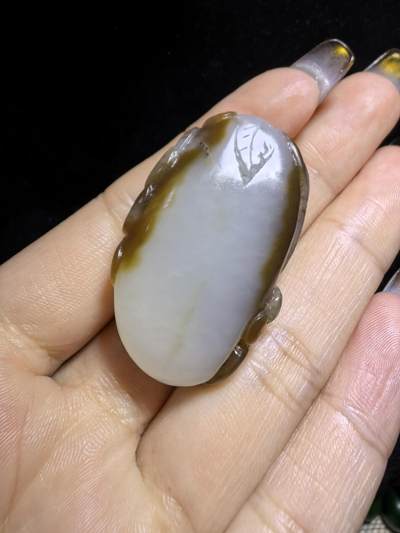 新疆且末糖料俏色巧雕貔貅吊坠挂件男女款，招财貔貅。玉质油润细腻尺寸:40mm*24mm*13mm克重:21.5g自带国检证书