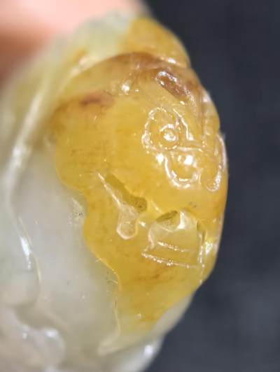 新疆喀什和籽料俏色巧雕貔貅吊坠挂件项链男女款，原皮原色表皮可见天然毛孔撞击坑等，自带国检证书，尺寸：4.1cm*2.3cm*1.2cm克重：19g