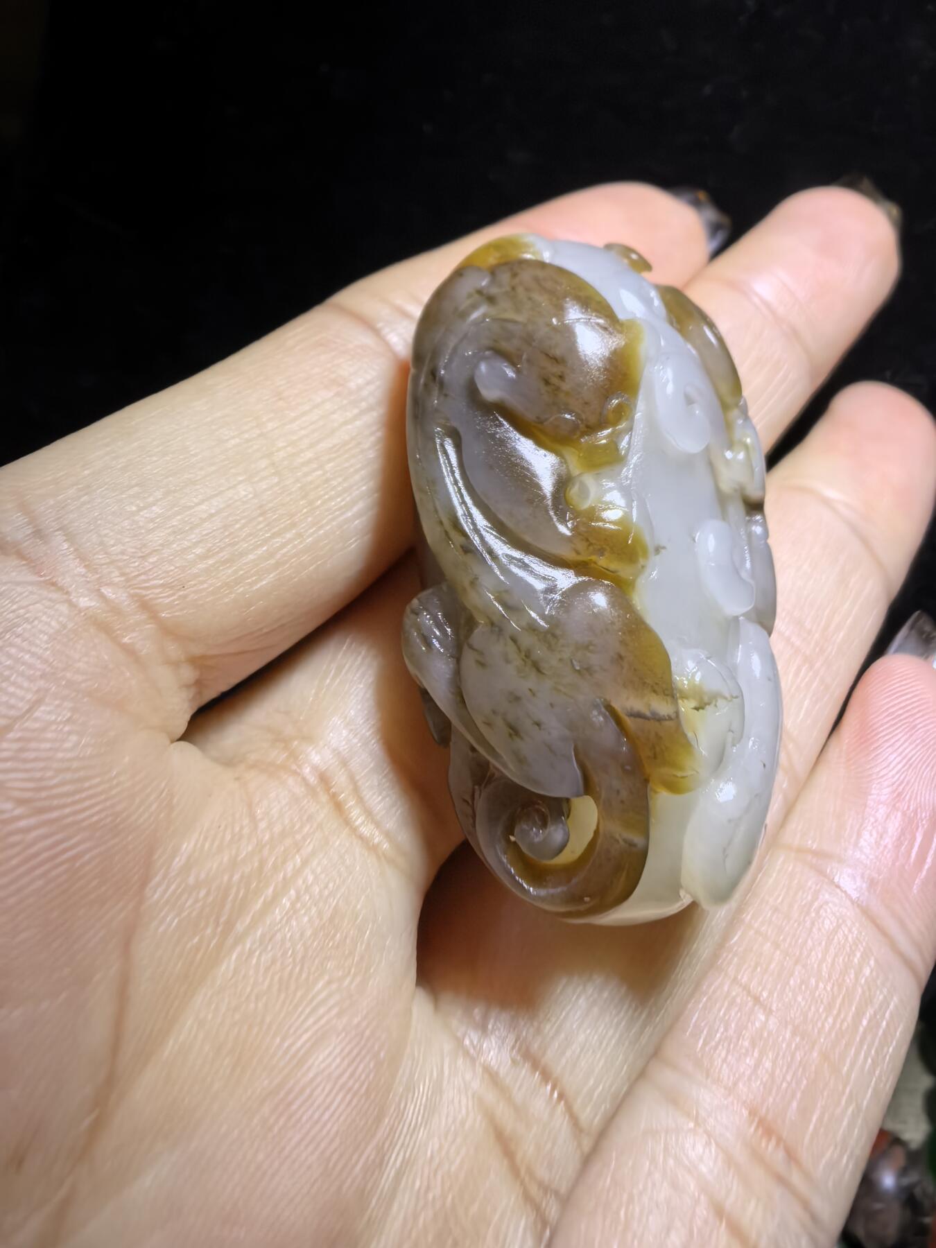 新疆且末糖料俏色巧雕貔貅吊坠挂件男女款，招财貔貅。玉质油润细腻尺寸:40mm*24mm*13mm克重:21.5g自带国检证书