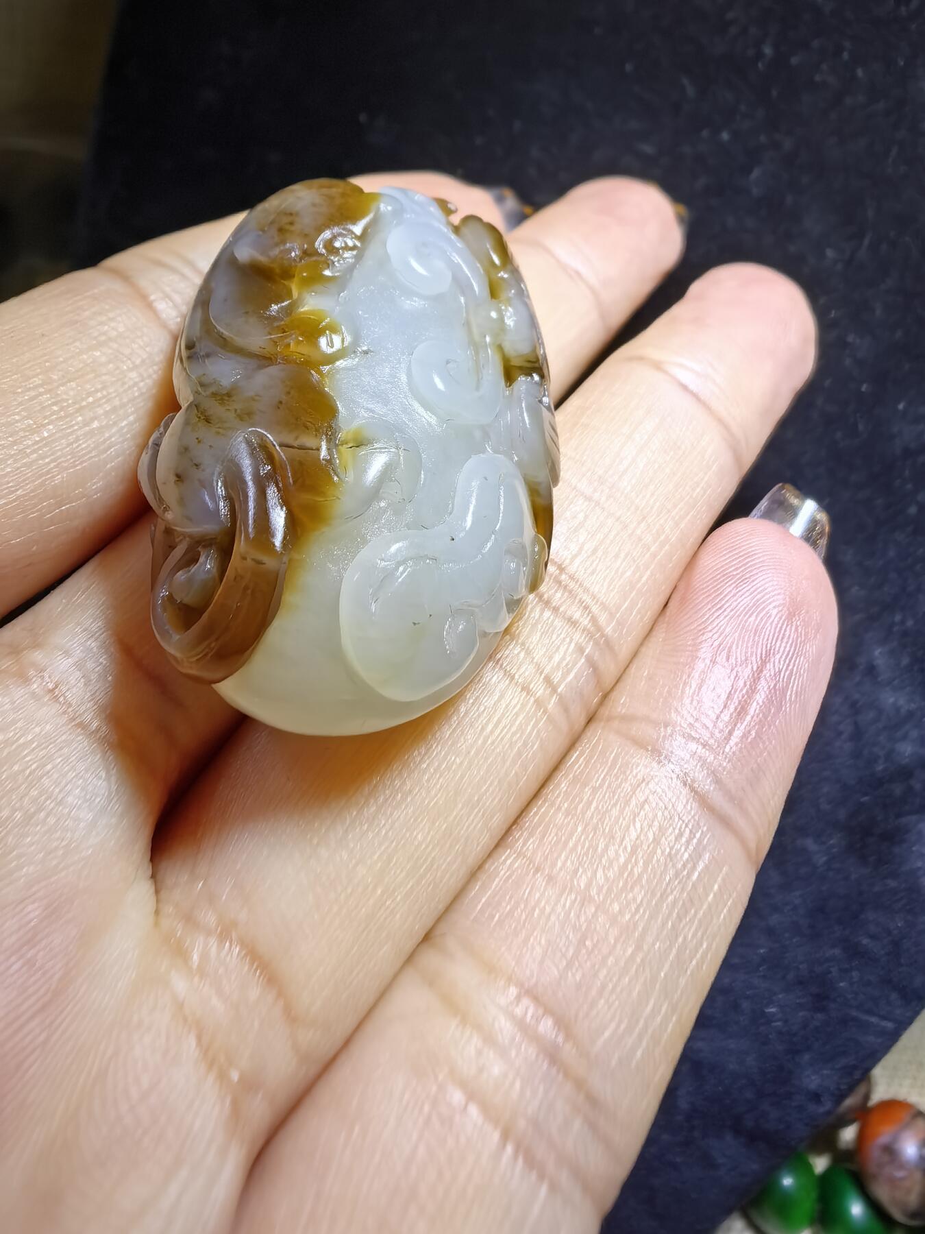 新疆且末糖料俏色巧雕貔貅吊坠挂件男女款，招财貔貅。玉质油润细腻尺寸:40mm*24mm*13mm克重:21.5g自带国检证书