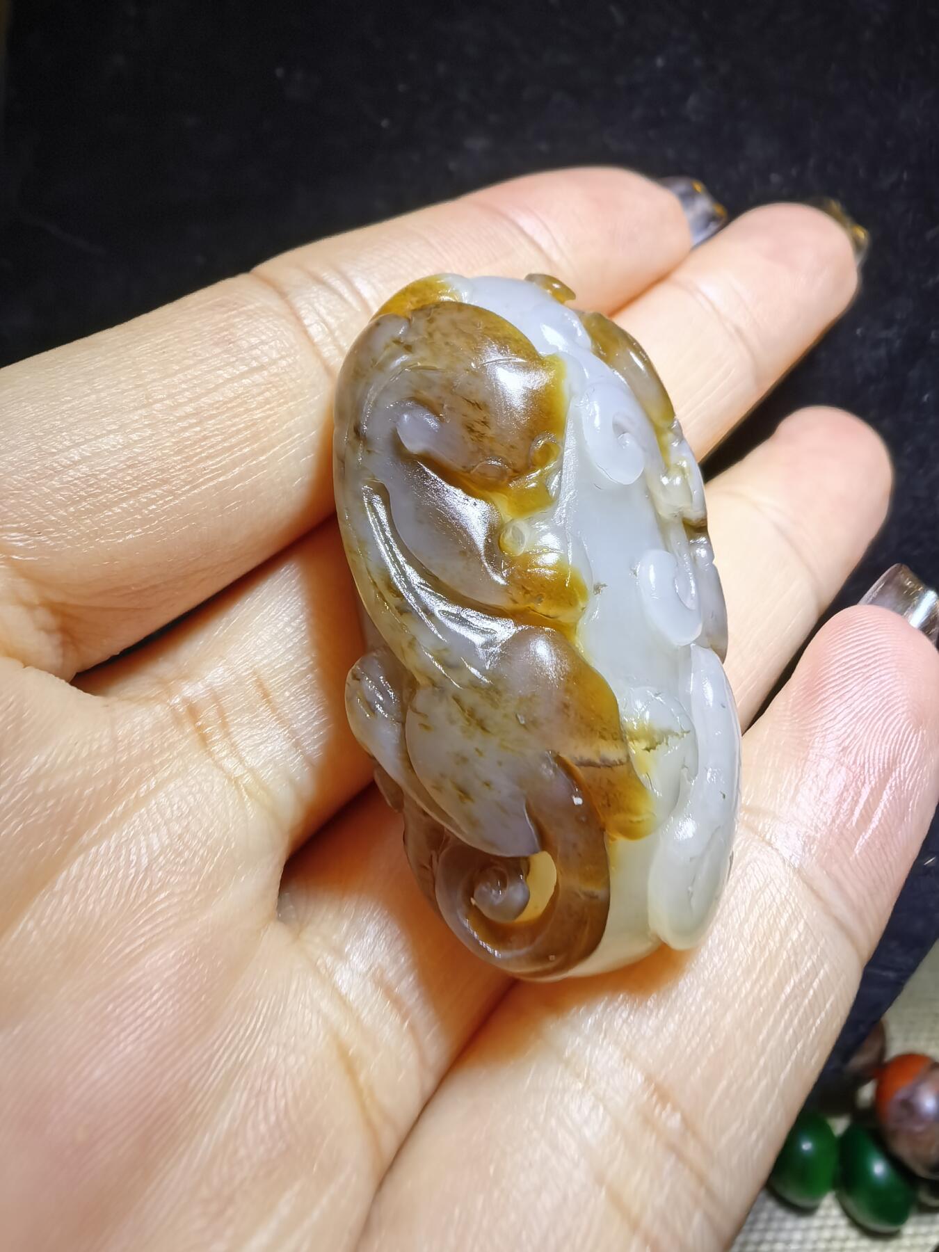 新疆且末糖料俏色巧雕貔貅吊坠挂件男女款，招财貔貅。玉质油润细腻尺寸:40mm*24mm*13mm克重:21.5g自带国检证书