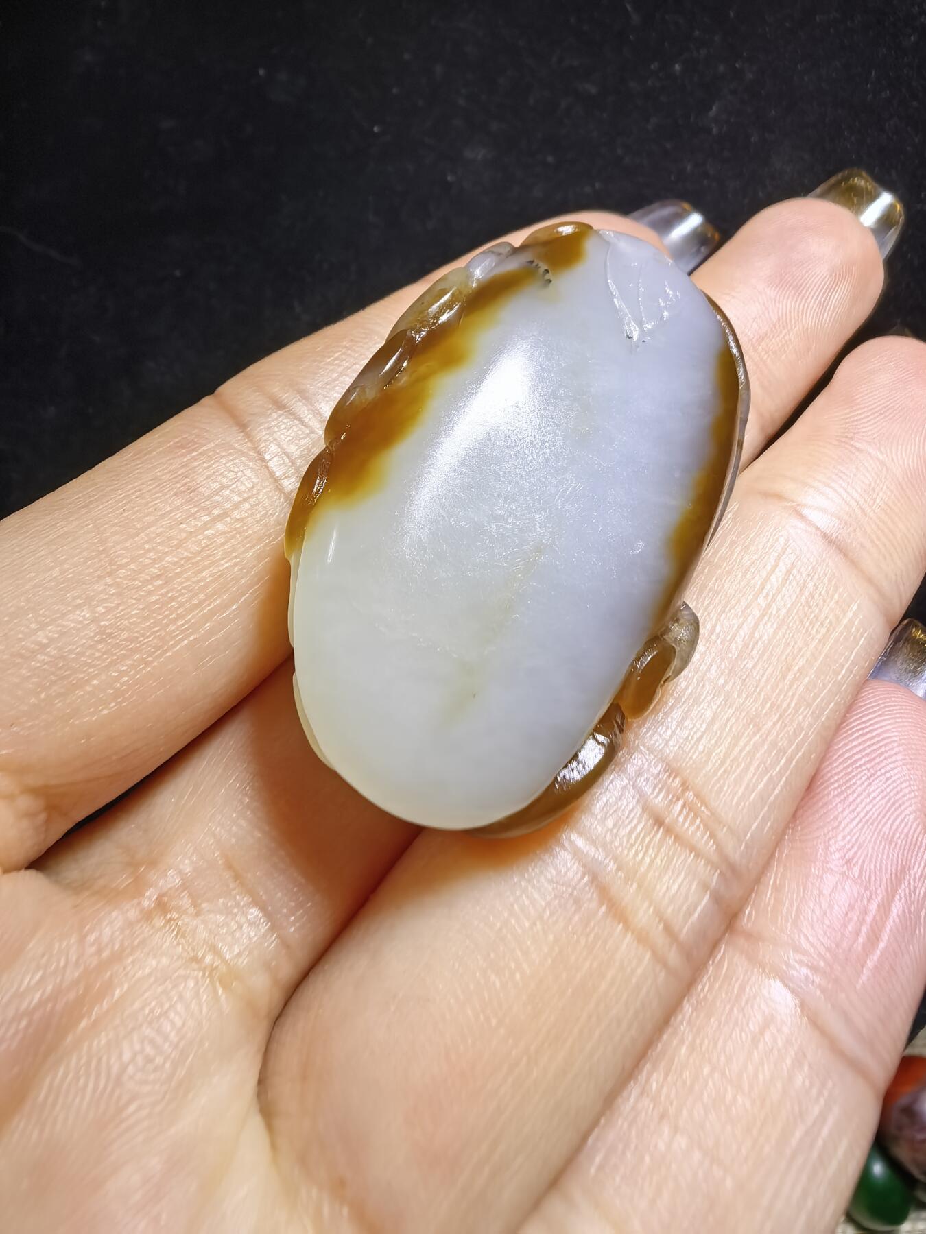 新疆且末糖料俏色巧雕貔貅吊坠挂件男女款，招财貔貅。玉质油润细腻尺寸:40mm*24mm*13mm克重:21.5g自带国检证书