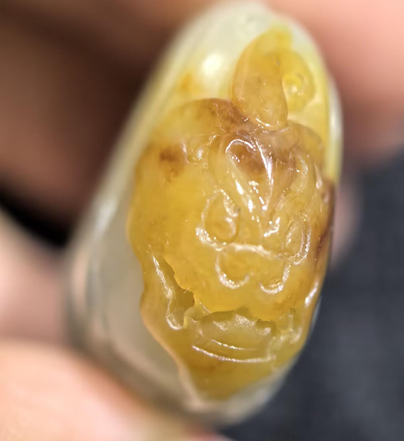 新疆喀什和籽料俏色巧雕貔貅吊坠挂件项链男女款，原皮原色表皮可见天然毛孔撞击坑等，自带国检证书，尺寸：4.1cm*2.3cm*1.2cm克重：19g