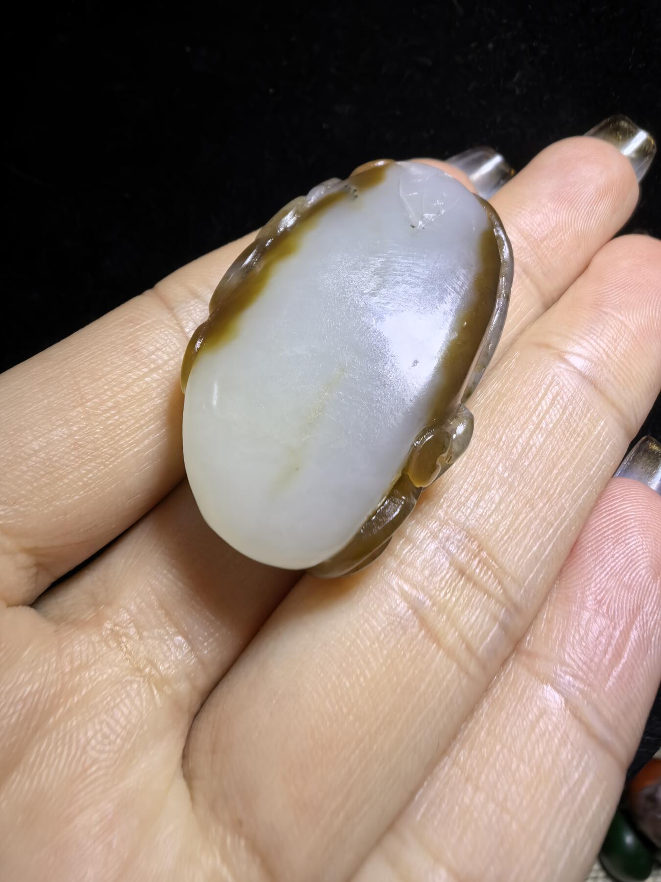 新疆且末糖料俏色巧雕貔貅吊坠挂件男女款，招财貔貅。玉质油润细腻尺寸:40mm*24mm*13mm克重:21.5g自带国检证书