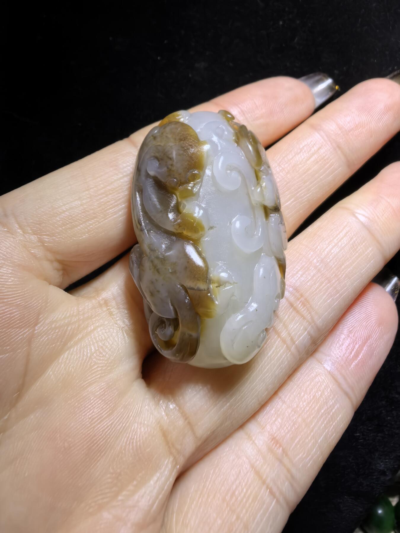 新疆且末糖料俏色巧雕貔貅吊坠挂件男女款，招财貔貅。玉质油润细腻尺寸:40mm*24mm*13mm克重:21.5g自带国检证书