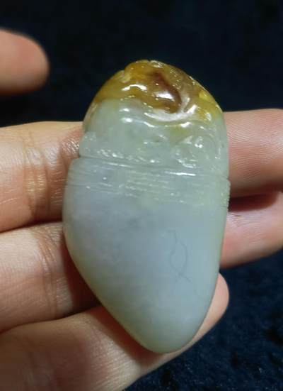 新疆喀什和籽料俏色巧雕貔貅吊坠挂件项链男女款，原皮原色表皮可见天然毛孔撞击坑等，自带国检证书，尺寸：4.1cm*2.3cm*1.2cm克重：19g